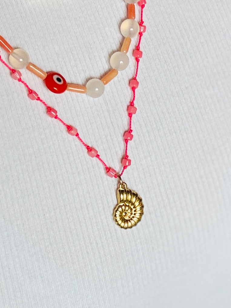 Coral knotted conch shell kjede