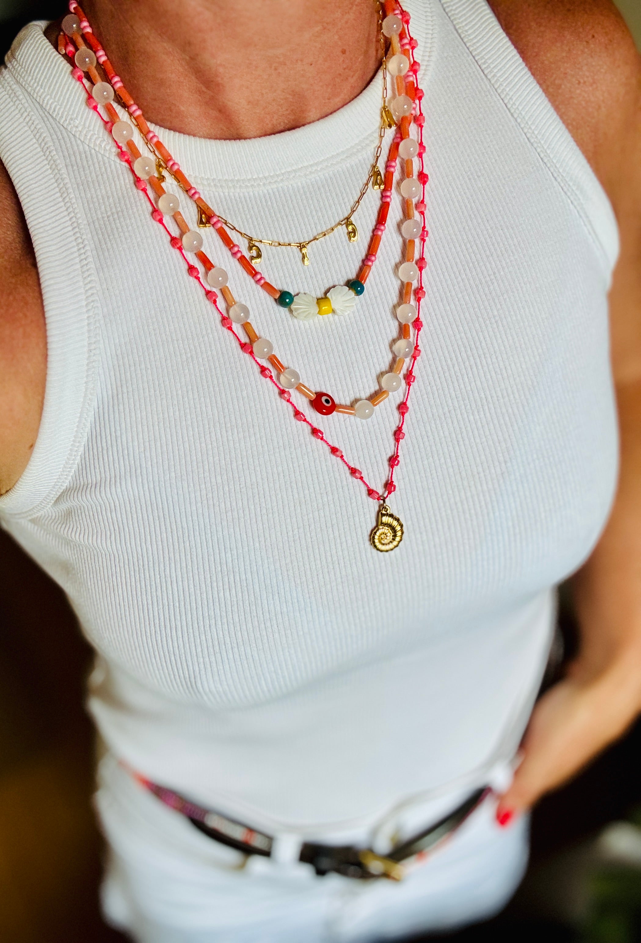 Coral knotted conch shell kjede