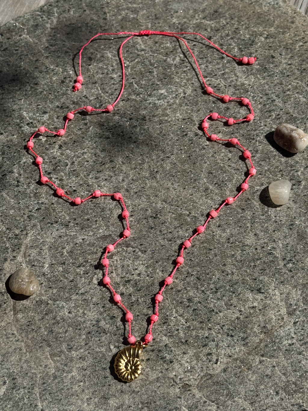 Coral knotted conch shell kjede