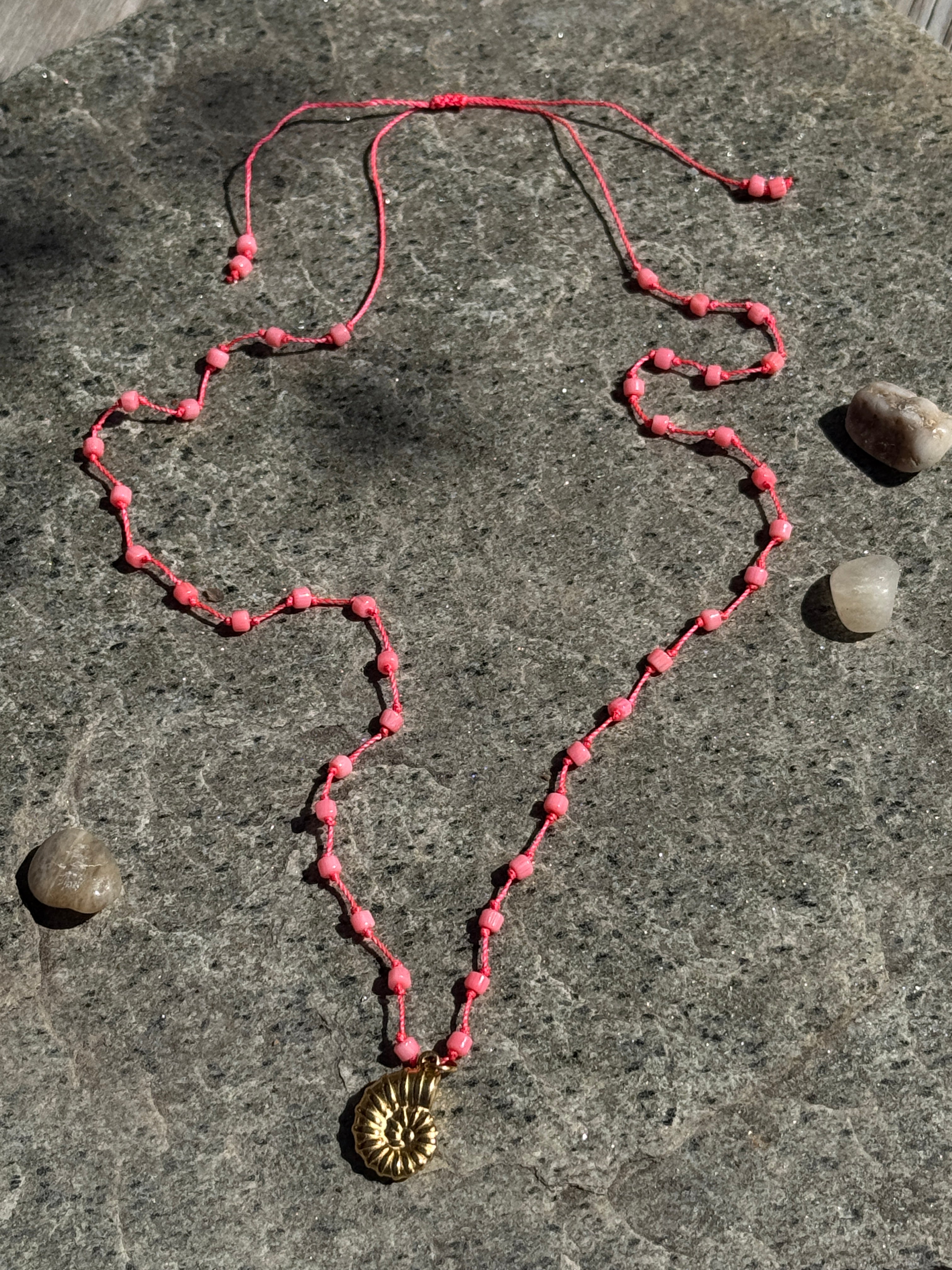 Coral knotted conch shell kjede
