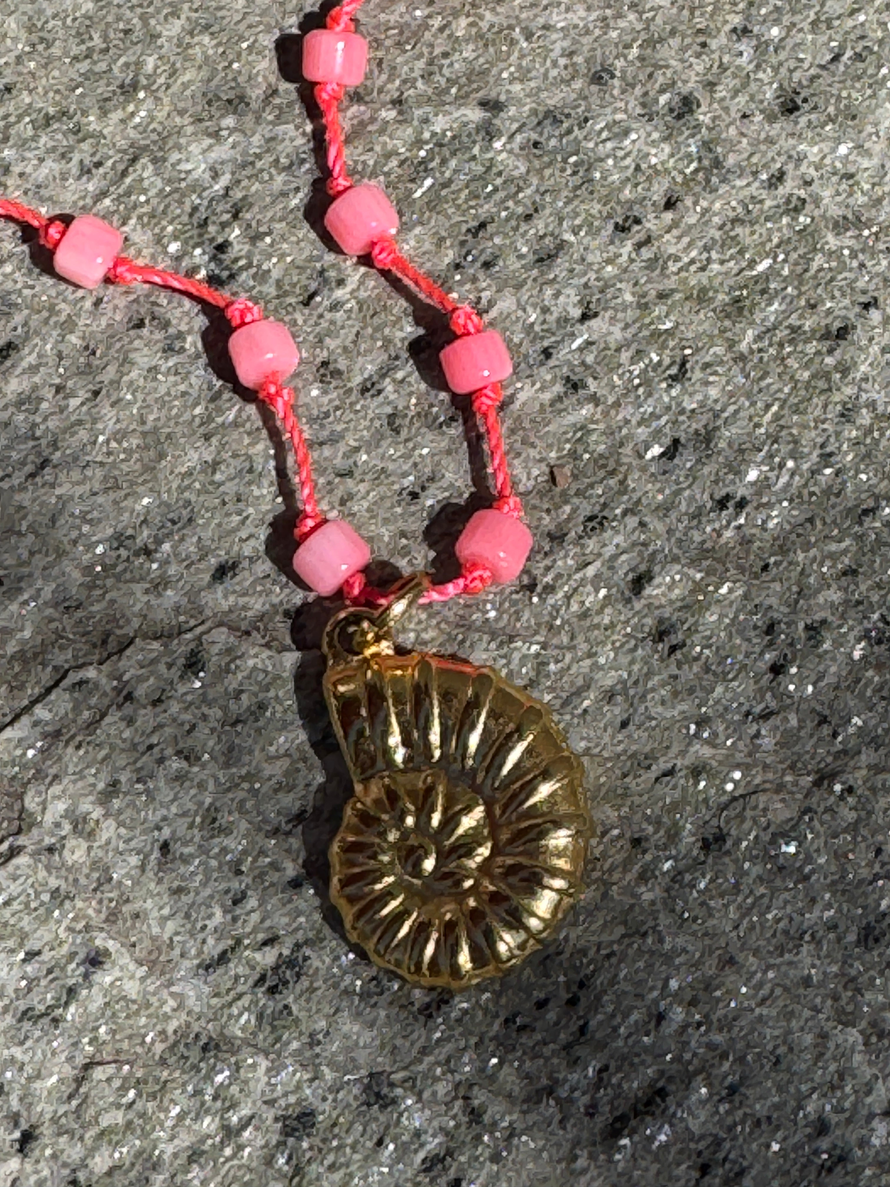 Coral knotted conch shell kjede